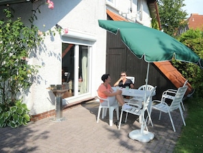 Pflanze, Tabelle, Gebäude, Möbel, Fenster, Gartenmöbel, Tisch Im Freien, Schatten, Stuhl, Haus