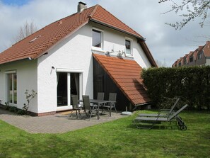 Pflanze, Himmel, Gebäude, Fenster, Wolke, Möbel, Grundstueck, Haus, Holz, Wohngebiet