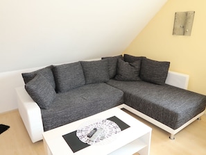 Möbel, Couch, Rechteck, Tabelle, Interior Design, Kissen, Studio Couch, Schriftart, Holz, Wohnzimmer
