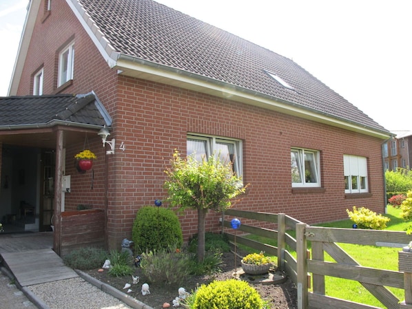Pflanze, Gebäude, Eigentum, Fenster, Blume, Himmel, Tür, Haus, Hütte, Grundstueck