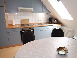 Cabinetry, Eigentum, Countertop, Spüle, Möbel, Sinken, Küche, Holz, Schublade, Herd