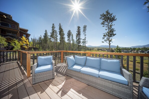 Quiet Patio with Mountain Views!