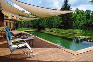 Chaises longues confortables et meubles d'extérieur  créés par Benoit Hamot 