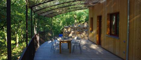 Grande terrasse en mélèze, ombragée en été 