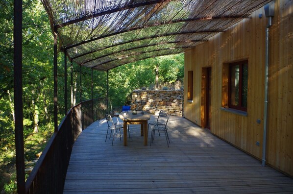 Grande terrasse en mélèze, ombragée en été 