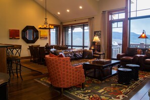 Living area/Dining area