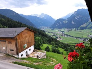 Cloud, Flower, Sky, Plant, Mountain, Ecoregion, Building, Natural Landscape, Green, Nature