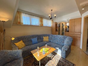 Couch, Möbel, Eigentum, Tabelle, Holz, Beleuchtung, Studio Couch, Interior Design, Komfort, Wohnzimmer