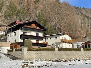 Pflanze, Gebäude, Fenster, Berg, Haus, Schnee, Himmel, Baum, Natürliche Landschaft, Steigung