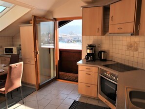 Cabinetry, Gebäude, Möbel, Gasherd, Countertop, Küchengerät, Cooktop, Haushaltsgerät, Holz, Küche