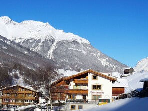 Himmel, Gebäude, Schnee, Berg, Steigung, Haus, Hochland, Natürliche Landschaft, Wolke, Fenster