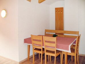 Pièce, Meubles, Propriété, Table, Sol, Maison, Design Intérieur, Salle À Manger, Mur, Dur