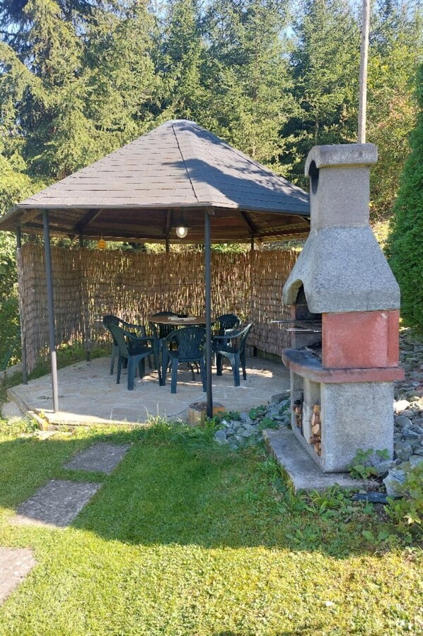 Garden, Shade, Outdoor Structure, Backyard, Outdoor Furniture, Gazebo, Flagstone, Lawn, Outdoor Table, Pavilion