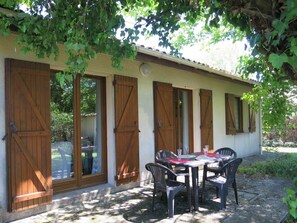Plante, Bâtiment, Ombre, Table, Arbre, Bois, Fenêtre, Porte, Chalet, Loisir