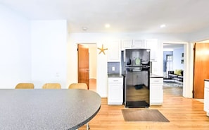 Fully equipped kitchen with dining bar 