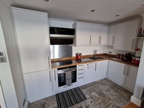 Fully equipped Kitchen area with built in appliances by Neff, Seimens, Elica.