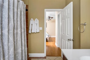 Who doesn't like a second pic of the bathroom?!?