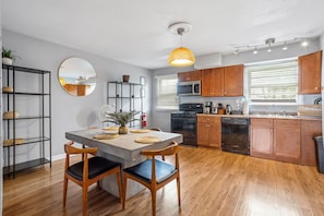 KITCHEN / DINNING AREA