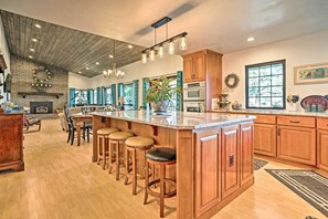 Breakfast Bar & Kitchen | Dining Area | Dishware & Flatware