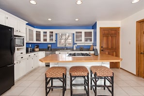 Well equipped kitchen with breakfast bar