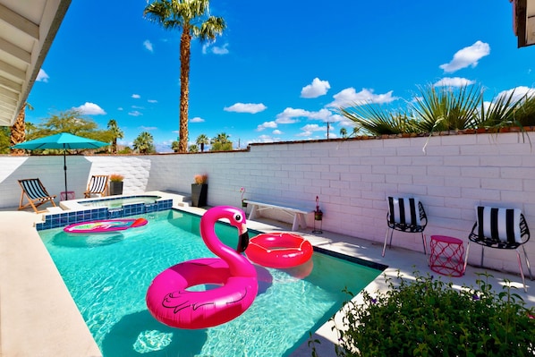 Come live the good life at La Casa Rosa!