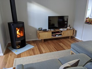 Lounge & fireplace