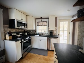 Fully equipped kitchen with dishwasher and gas range - let's get cookin! 