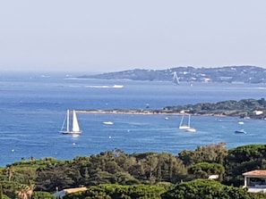Gros plan sur la vue depuis l'appartement.
Au premier plan baie sainte maxime