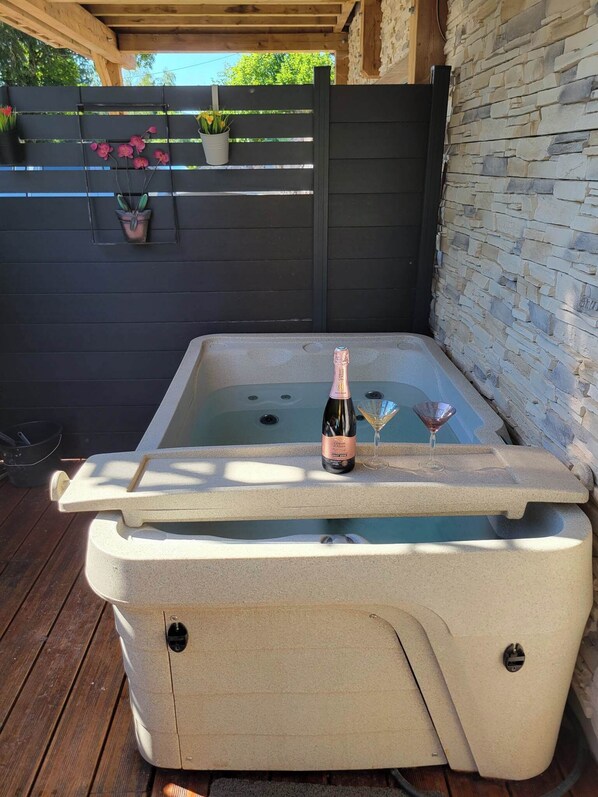 Outdoor spa tub