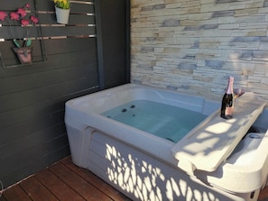 Outdoor spa tub
