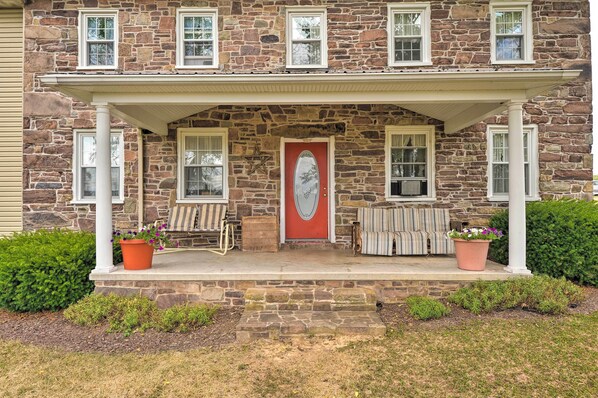 Taneytown Vacation Rental | 5BR | 2BA | 3,686 Sq Ft | Stairs to Access