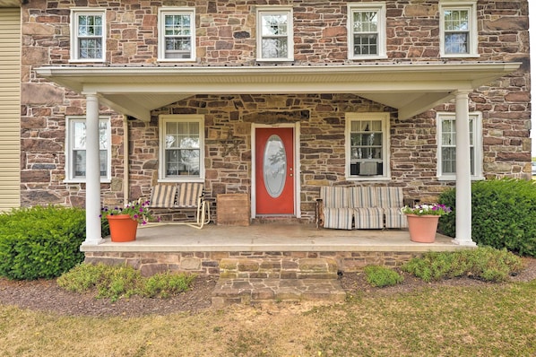 Taneytown Vacation Rental | 5BR | 2BA | 3,686 Sq Ft | Stairs to Access