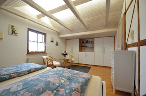 Ferienwohnung mit Garten und massivem Holzpavillon-Schlafzimmer