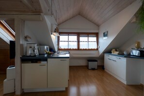 Ferienwohnung mit Garten und massivem Holzpavillon-Küche