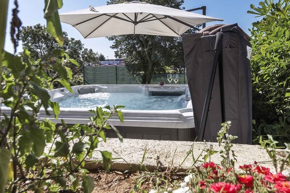 Outdoor spa tub