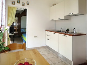 Eigentum, Zimmer, Küche, Möbel, Gebäude, Cabinetry, Interior Design, Haus, Countertop, Fussboden