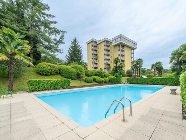 L'Eau, Ciel, Plante, Propriété, Bâtiment, Nuage, Piscine, Bleu Azur, Arbre, Mobilier De Jardin