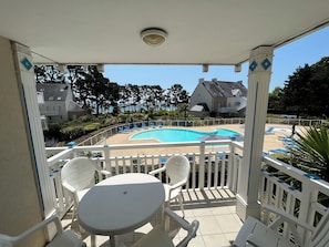 Terrasse avec vue mer et piscine