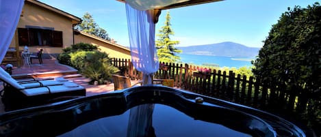 Holiday rental villa at lake near Rome with pool and hot tun