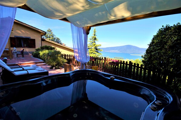 Holiday rental villa at lake near Rome with pool and hot tun