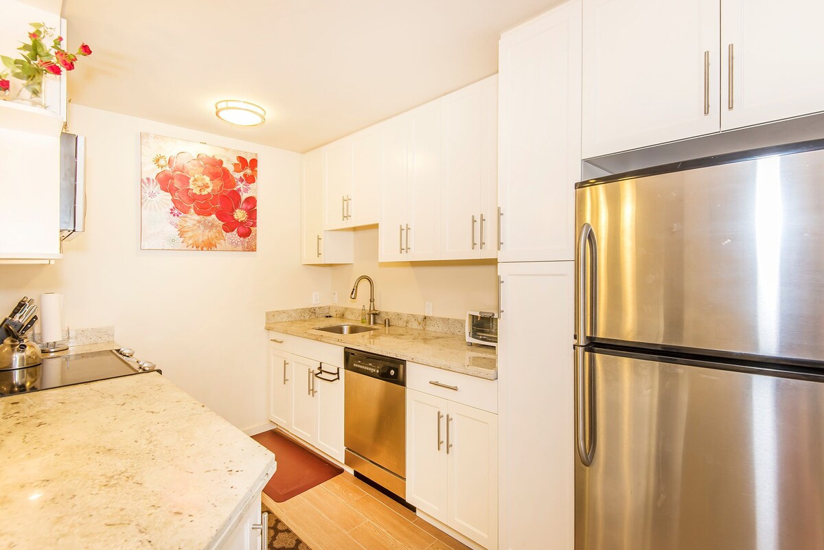 The Cove Waikiki Condo w/Full Kitchen by the Beach and Free Parking/WiFi