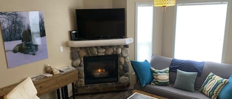 Cozy Living Room | Gas Fireplace | Netflix