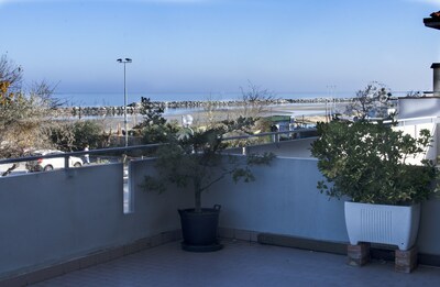 Apartamento en primera línea de playa en Rimini con terraza panorámica "Francesca"