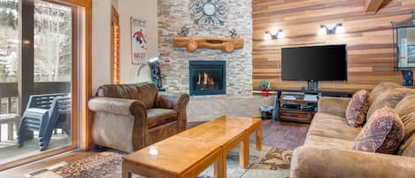 1687 Lakeside Getaway at Deer Valley! Free Deer Valley Skier Shuttle! - a SkyRun Park City Property - Cabin-Feel Furnishings 