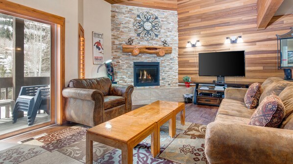 1687 Lakeside Getaway at Deer Valley! Free Deer Valley Skier Shuttle! - a SkyRun Park City Property - Cabin-Feel Furnishings 