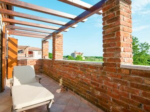 Sky, Plant, Building, Wood, Brick, Brickwork, Shade, Tree, Cottage, Residential Area