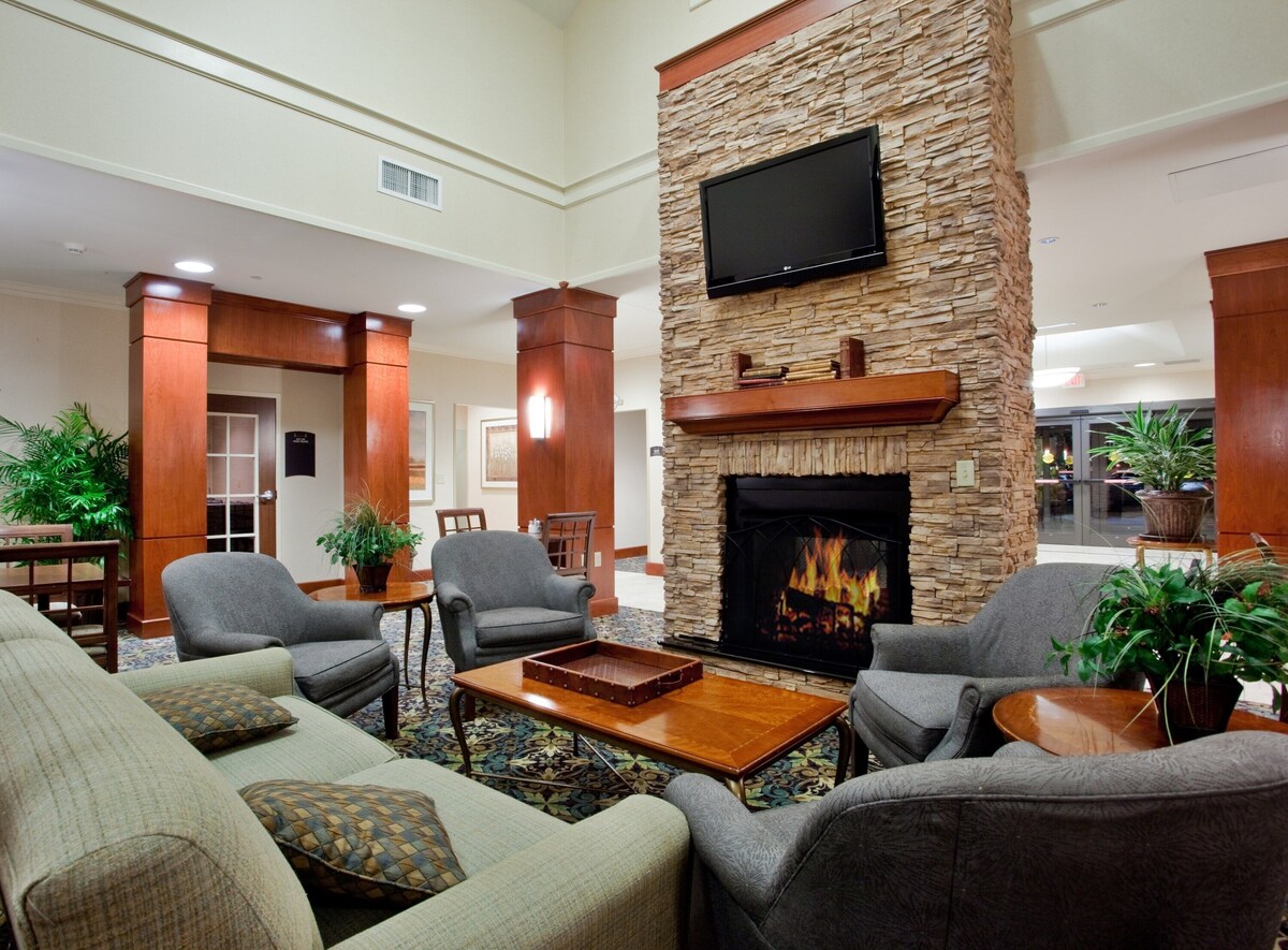 King Suite. Free Breakfast. Indoor Pool & Hot Tub. Near the Virginia Beach business district!