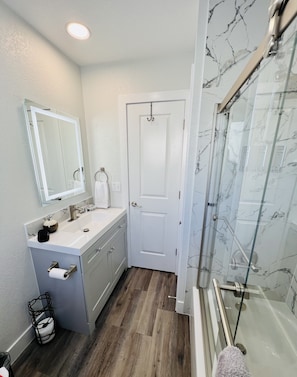 Full Guest bathroom with bathtub/shower in main floor newly renovated 