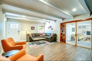 Large living room w/ 50 HDTV