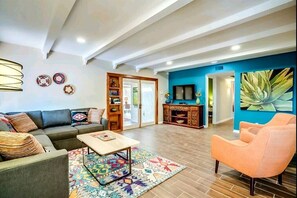 Large living room w/ 50 HDTV